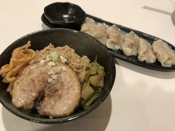 写真：鶏そぼろ飯と水餃子